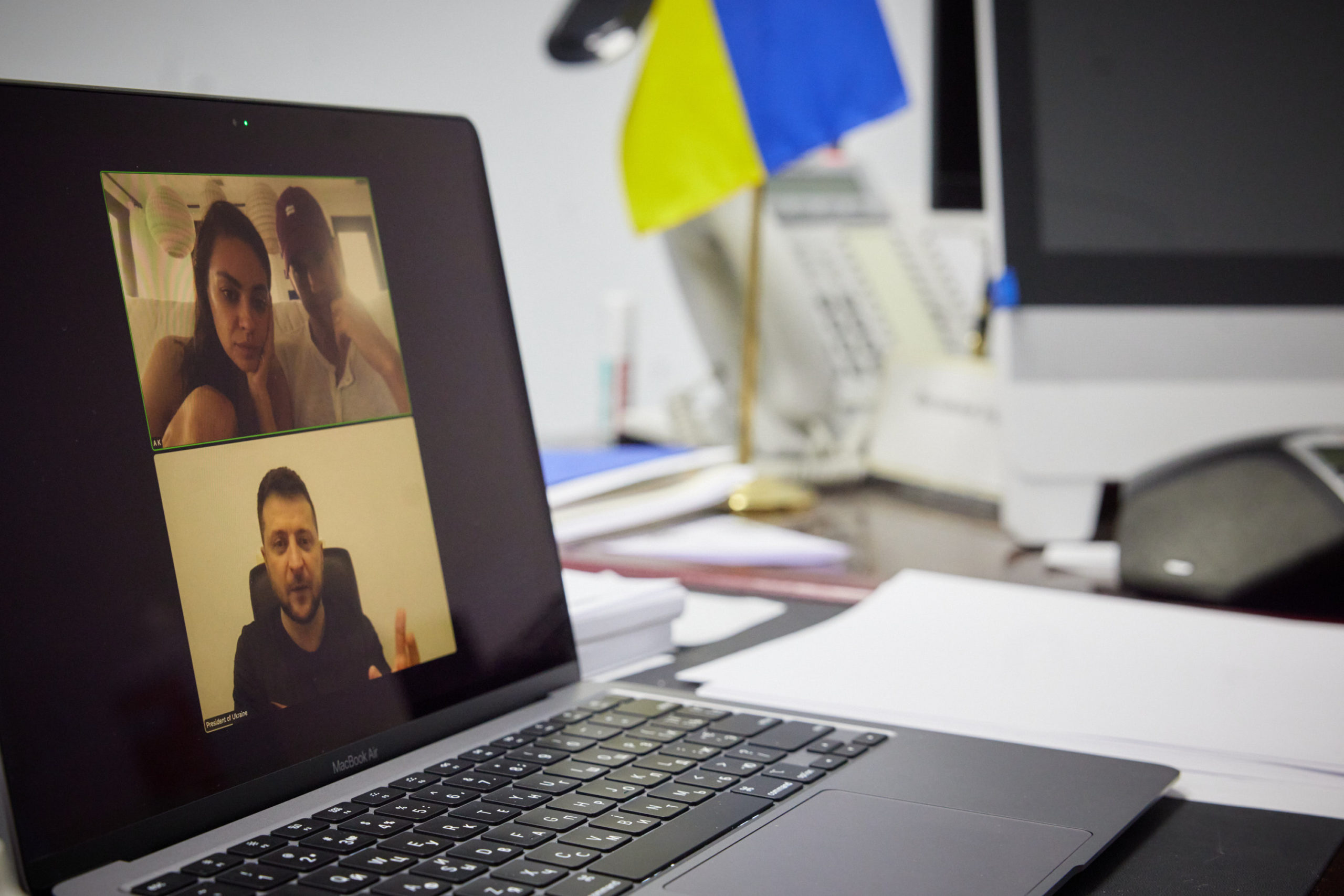 Βιντεοκλήση Ζελένσκι με το ζεύγος Κούνις-Κούτσερ για τα 35 εκατ. δολάρια που συγκέντρωσε για τους Ουκρανούς πρόσφυγες