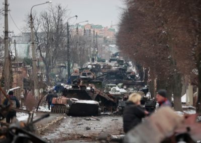 Ουκρανοί διέλυσαν ρωσική φάλαγγα κοντά στο Κίεβο. Εικόνες με τα συντρίμμια και τα αποκαΐδια που έμειναν
