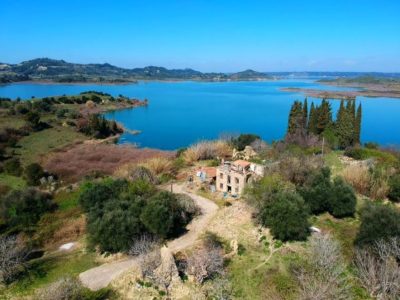Και η Πελοπόννησος έχει Πηνειό, αλλά είναι λίμνη. Τι σχέση έχει το εντυπωσιακό φράγμα με τον 5ο μύθο του Ηρακλή (drone)