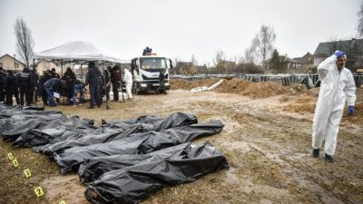 Ουκρανοί ιατροδικαστές ξεκινούν την εκταφή πτωμάτων από ομαδικό τάφο στην Μπούκα. Τα τύλιγαν σε μαύρους πλαστικούς σάκους