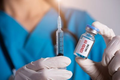 Κορονοϊός. Διαφωνούν οι γιατροί με τη διενέργεια εμβολιασμών από τα φαρμακεία