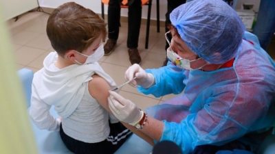Μόσιαλος: “Αβάσιμοι οι συσχετισμοί της ηπατίτιδας στα παιδιά με το εμβόλιο του κορονοϊού”. Τι μπορεί να την προκαλεί