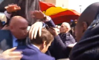Προστάτευσαν με ομπρέλα το Macron όταν του έριξαν ντομάτα στη λαϊκή αγορά του Παρισιού (Βίντεο)