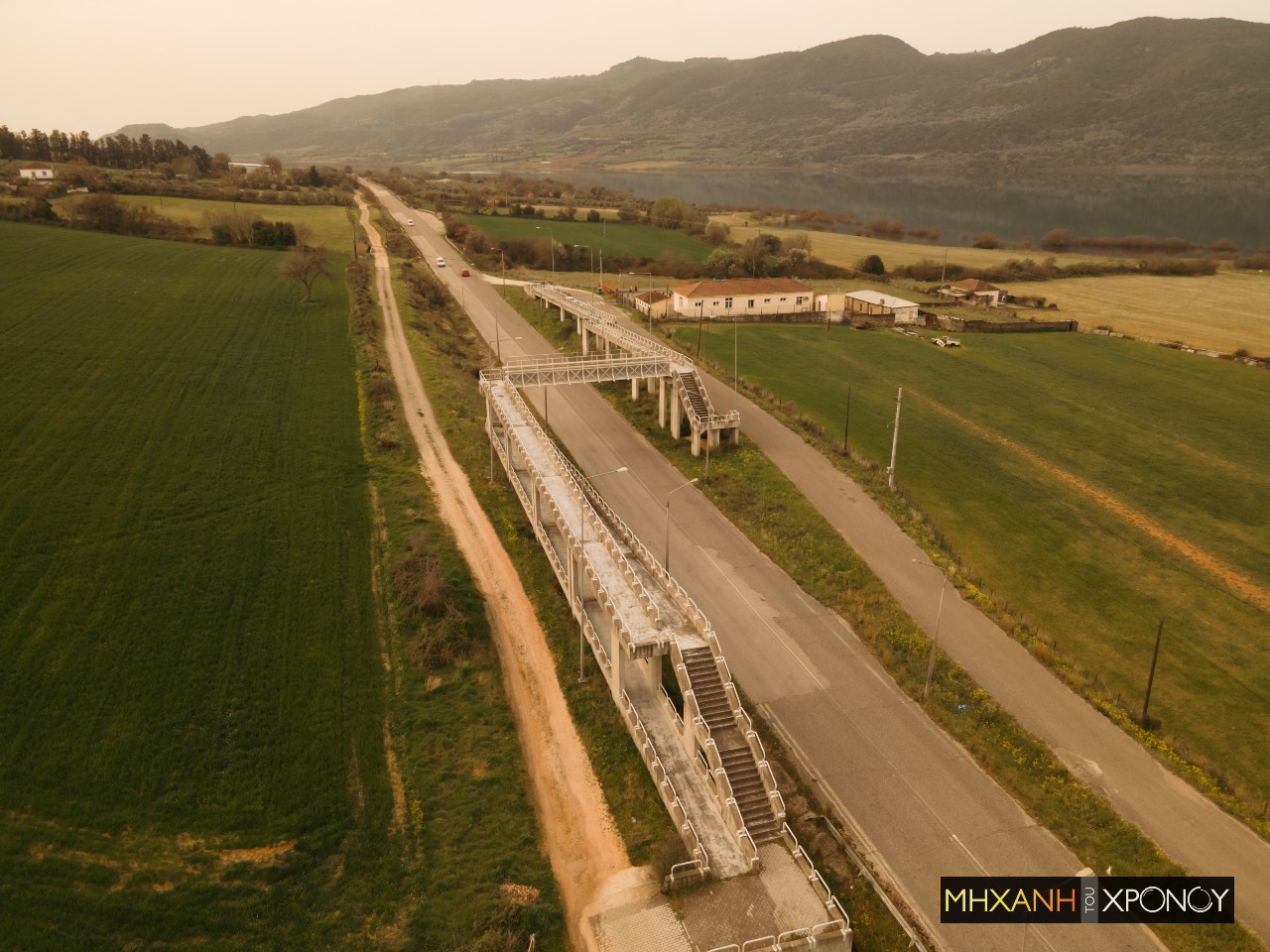 Η πιο “άχρηστη” πεζογέφυρα της Ελλάδας. Βρίσκεται στην Αιτωλοακαρνανία και δεν την διασχίζει κανείς (drone)