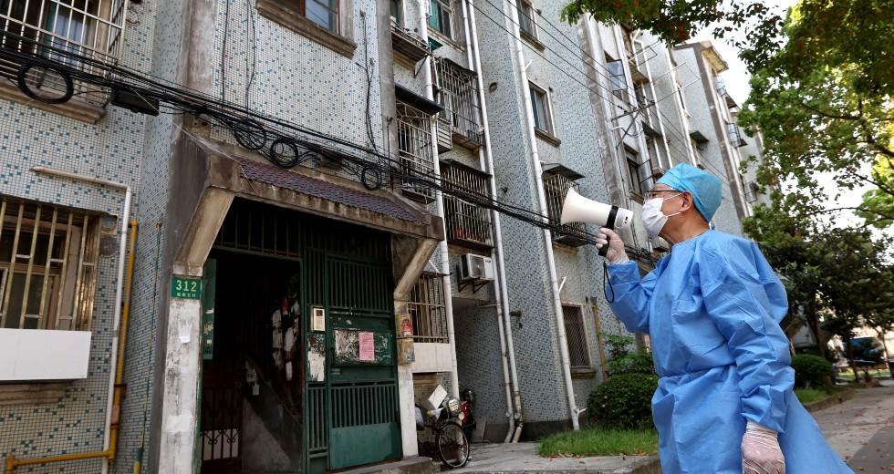 Πρωτόγνωρες εικόνες στη Σανγκάη λόγω lockdown. Εργαζόμενοι κοιμούνται στα γραφεία. Καλπάζει η ακρίβεια τα τρόφιμα