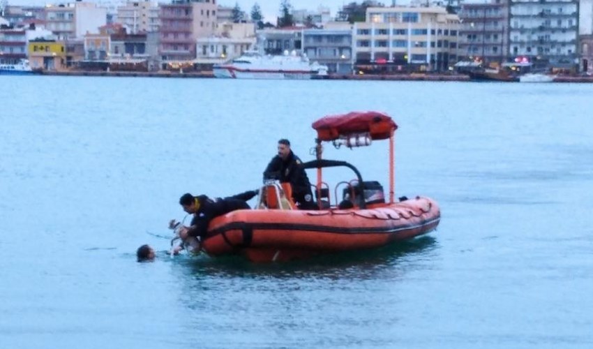 Νεαρή υπαξιωματικός έσωσε σκύλο που έπεσε στο λιμάνι της Χίου (Βίντεο)