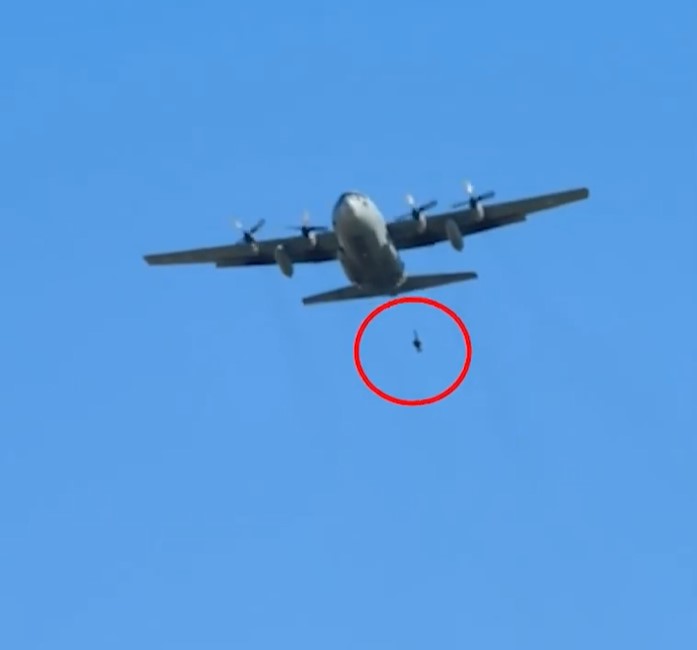 Έλληνας αλεξιπτωτιστής κρεμόταν από το αεροπλάνο στα 5.000 πόδια. Δείτε το συγκλονιστικό βίντεο