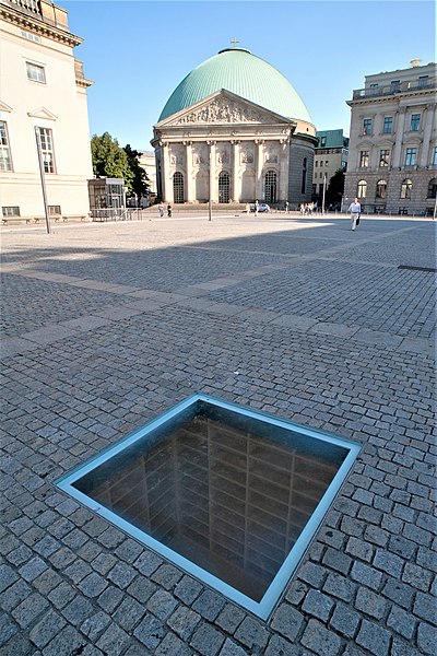 Bebelplatz_empty_library