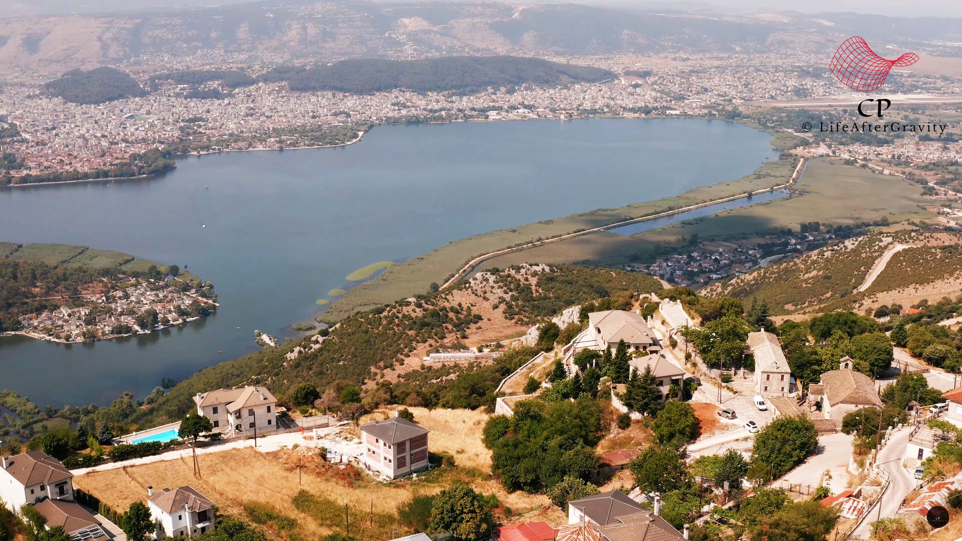 Το χωριό των Ιωαννίνων που θυμίζει πτήση με αεροπλάνο. Στην κατοχή το αιματοκύλισαν οι Ναζί (drone)