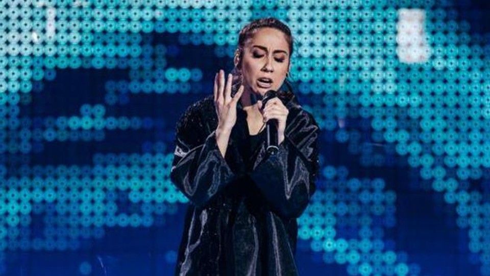Κινδυνεύει με φυλάκιση η εκπρόσωπος της Βόρειας Μακεδονίας στη Eurovision. Πέταξε τη σημαία της χώρας της στο πάτωμα