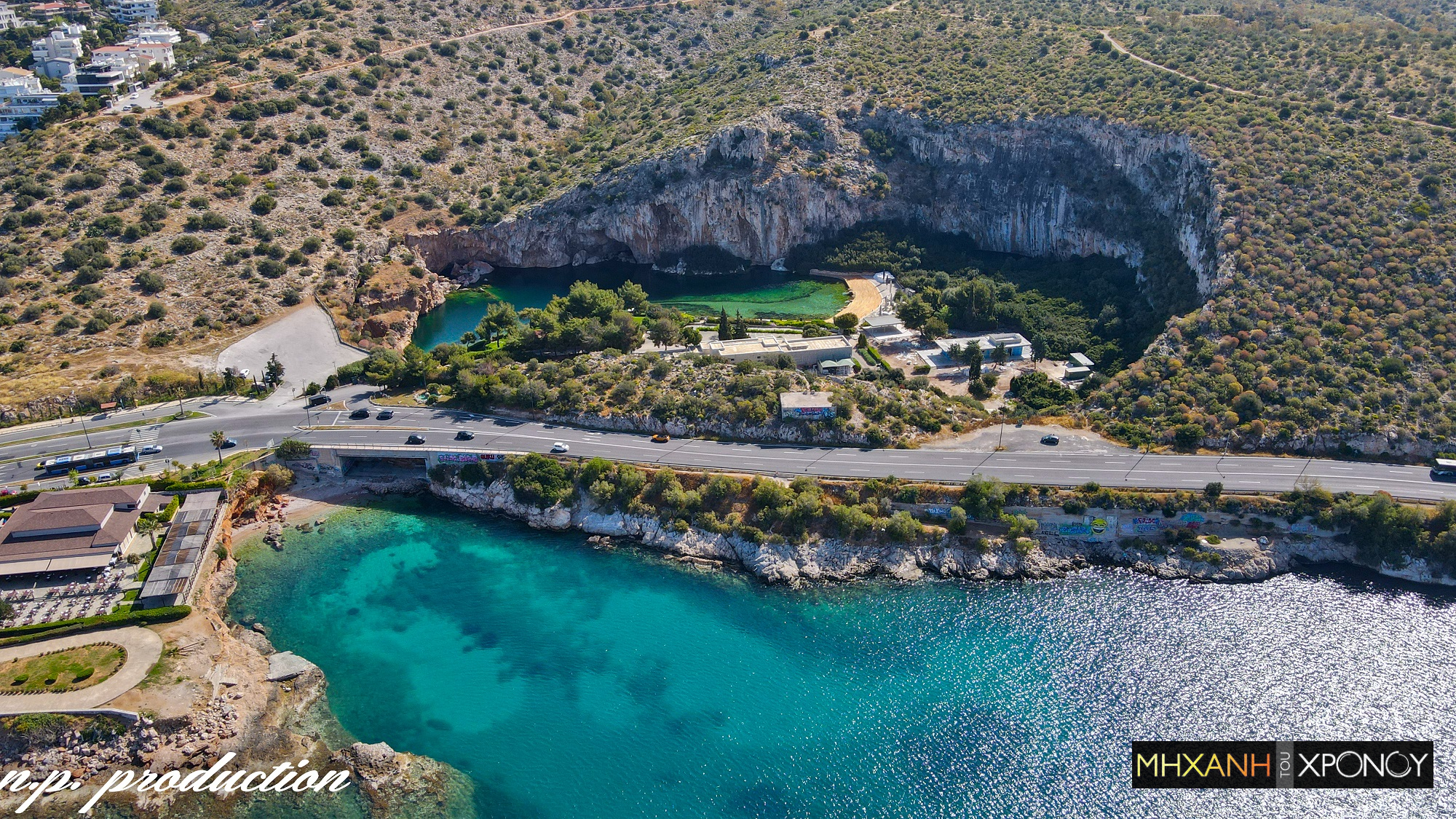 Η “απαγορευμένη” υπόγεια σήραγγα που σχηματίζει λαβύρινθο. Δείτε από ψηλά τη λίμνη Βουλιαγμένης με τα κρυμμένα μυστικά (drone)