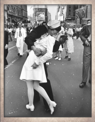 Το φιλί στην Times Square. “Δεν ήταν συναινετικό”, είπε η πρωταγωνίστρια… αν είναι αυτή