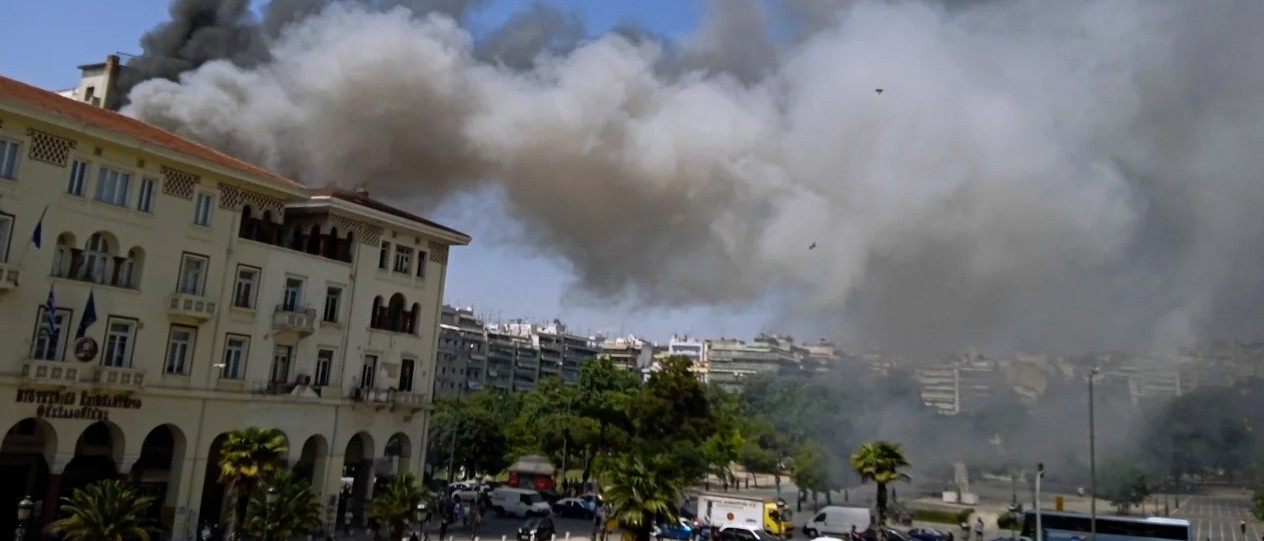 Θεσσαλονίκη. Πληροφορίες για δυο διασωληνωμένους από τη φωτιά στο Βιομηχανικό Επιμελητήριο. Δεκάδες απεγκλωβισμοί