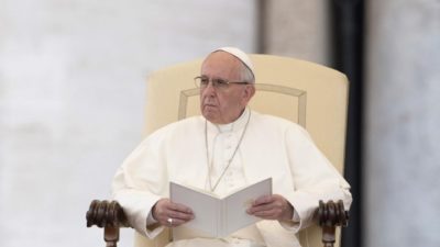 Ο Πάπας Φραγκίσκος ζήτησε τεκίλα ως «φάρμακο» για να του περάσει ο πόνος στο γόνατο