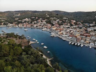 Δείτε από ψηλά το γραφικό φιόρδ της Ελλάδας που προτιμούν οι Ιταλοί τουρίστες και τα ιστιοπλοϊκά (drone)
