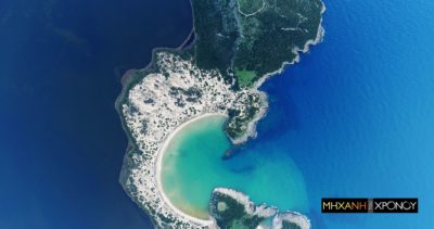 Η παραλία σε σχήμα Ωμέγα που ψηφίστηκε μέσα στις 10 καλύτερες της Ευρώπης. Ο ρόλος της περιοχής στην ελληνική επανάσταση