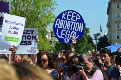 Έντονες αντιδράσεις για την απαγόρευση των αμβλώσεων στις ΗΠΑ. “Η υγεία των γυναικών κινδυνεύει”