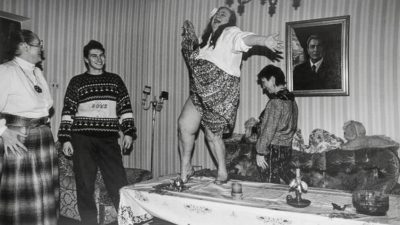 Ποια είναι η μεθυσμένη Ρωσίδα που χορεύει έξαλλα μπροστά από το πορτραίτο του Σοβιετικού ηγέτη, Λεονίντ Μπρέζνιεφ;