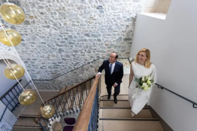 Γαμπρός για πρώτη φορά στα 67 του ο πρώην πρόεδρος της Γαλλίας Φρανσουά Ολαντ.  Παντρεύτηκε την ηθοποιό Ζουλί Γκαγιέ