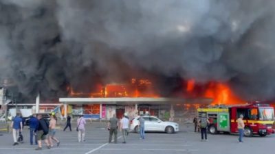 Εμπορικό κέντρο χτύπησαν με πύραυλο οι Ρώσοι στην πόλη Κρεμεντσούκ στην κεντρική Ουκρανία. Tουλάχιστον δυο νεκροί (Βίντεο)