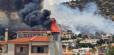 Φωτιά στην Αρτέμιδα κοντά σε σπίτια. Μεγάλη κινητοποίηση της Πυροσβεστικής (βίντεο)