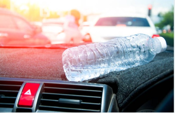 Πως ένα μπουκάλι νερό στο αυτοκίνητο μπορεί να γίνει επικίνδυνο. Οι ειδικοί εξηγούν