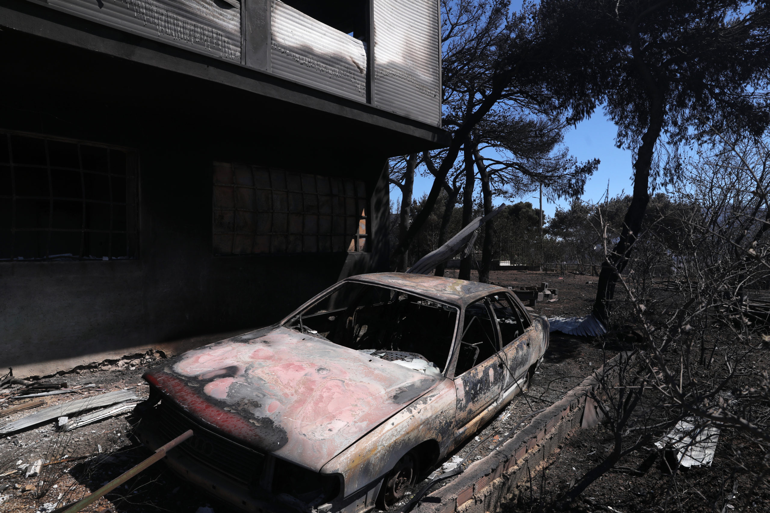 Σε ύφεση η φωτιά στην Πεντέλη. Μικρές εστίες ενεργές. ΔΕΔΔΗΕ: Η φωτιά κατέστρεψε 100 στύλους και 5 υποσταθμούς