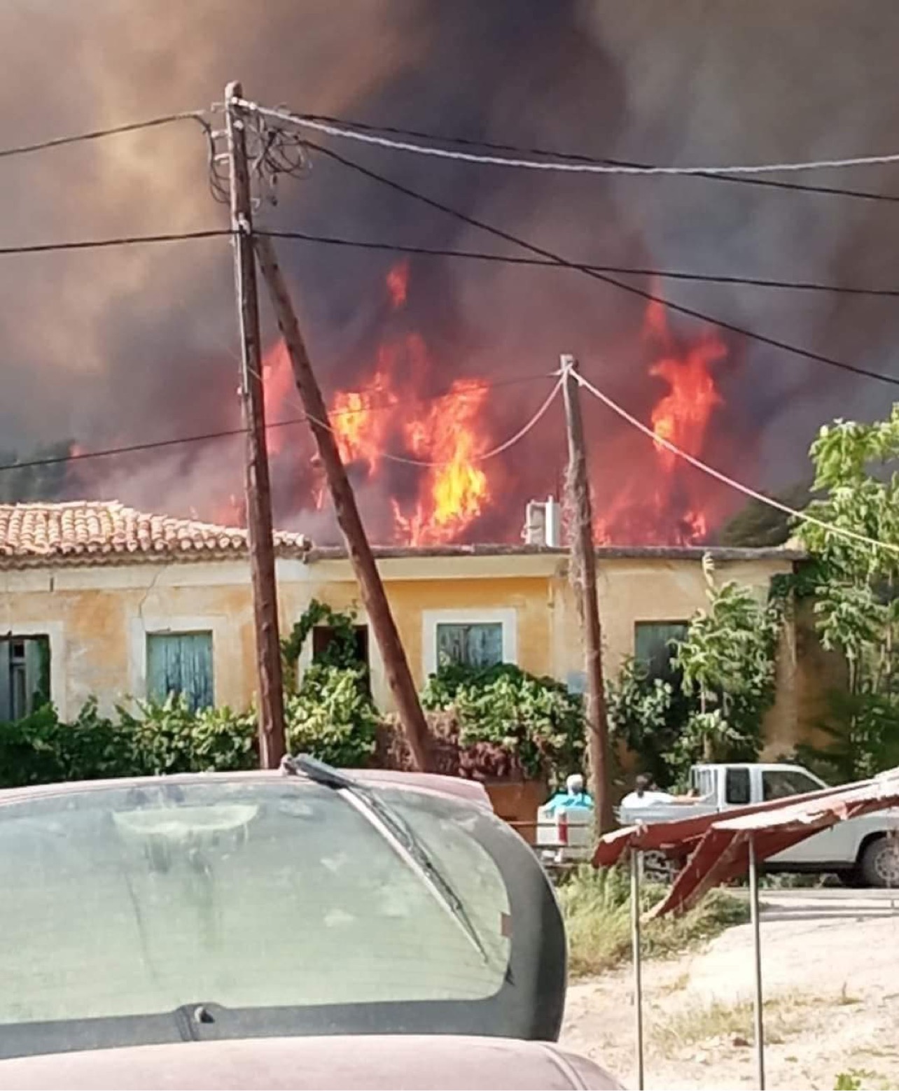 Δραματικές ώρες στα Κρέστενα Ηλείας. Οι φλόγες έφτασαν στις αυλές των σπιτιών. Κινδυνεύουν τρία χωριά