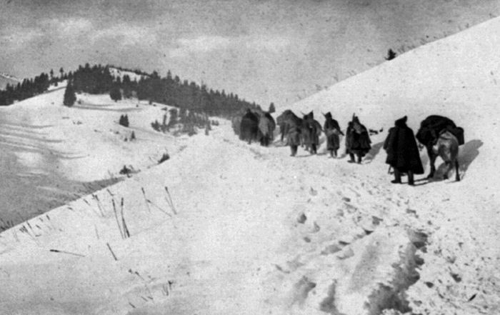 Serbian_retreat_through_Albanian_mountains,_1915