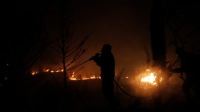 Ολονύχτια μάχη με τις φλόγες στην Πεντέλη. Απομακρύνθηκαν περισσότεροι από 600 κάτοικοι. Ποιες περιοχές έχουν εκκενωθεί