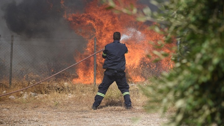 Υπό έλεγχο οι φωτιές στην Ηλεία. Οριοθετήθηκε το μέτωπο στην Κορινθία. Σε εξέλιξη επιχείρηση της Πυροσβεστικής