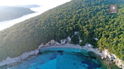 Πισίνα. Δείτε από ψηλά την παραλία στα Σύβοτα που αποτελεί τουριστικό trend (drone)