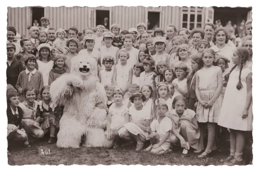 Γιατί οι Γερμανοί φωτογραφίζονταν με ψεύτικες πολικές αρκούδες; Η παράξενη συνήθεια που εξελίχθηκε σε “πανεθνικό φαινόμενο”