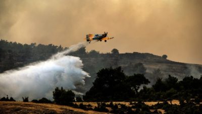 Μαίνεται η φωτιά στο δάσος Δαδιάς και στη Χαλκιδική. Ενδείξεις εμπρησμού για τη φωτιά στα Κρέστενα. Καλύτερη η εικόνα στη Λέσβο