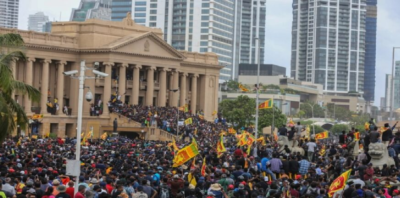 Σρι Λάνκα. Παραιτείται ο πρόεδρος. Συνεχίζεται η κατάληψη των προεδρικών κατοικιών. “Είναι μόνο η αρχή” λένε οι διαδηλωτές