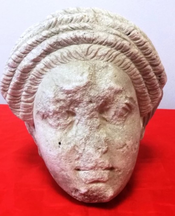 Θυρωρός βρήκε σε διαμέρισμα στη Θεσσαλονίκη αρχαία μαρμάρινη κεφαλή του 2ου αιώνα π.Χ.