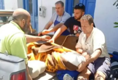Απίστευτες εικόνες στην Ικαρία. Μετέφεραν τραυματισμένη γυναίκα σε καρότσα αγροτικού, γιατί δεν υπήρχε ασθενοφόρο