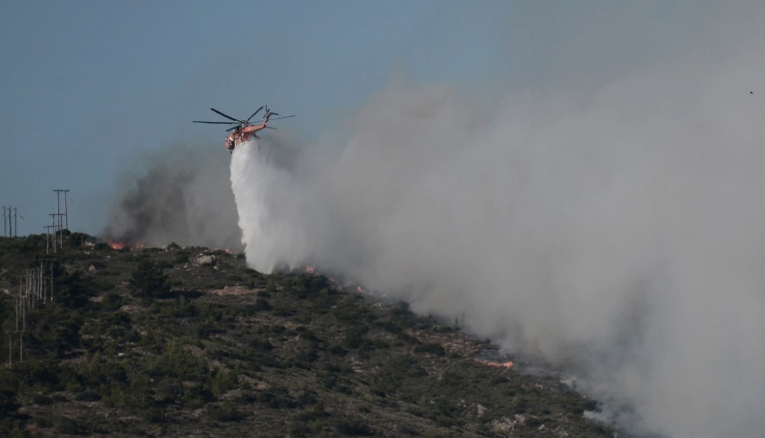 Δύο πύρινα μέτωπα στην Πεντέλη. Η φωτιά πλησιάζει το Ντράφι. Μήνυμα 112, εντολή εκκένωσης προς Παλήνη