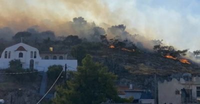 Φωτιά στη Σαλαμίνα. Τρεις ενεργές εστίες. Μήνυμα 112 για εκκένωση οικισμών. Οδηγίες να κατευθυνθούν στην παραλία