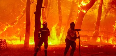 Φωτιά στη Λέσβο. Στα Βατερά κάηκαν σπίτια. Το λιμενικό απεγκλώβισε 9 άτομα από την παραλία