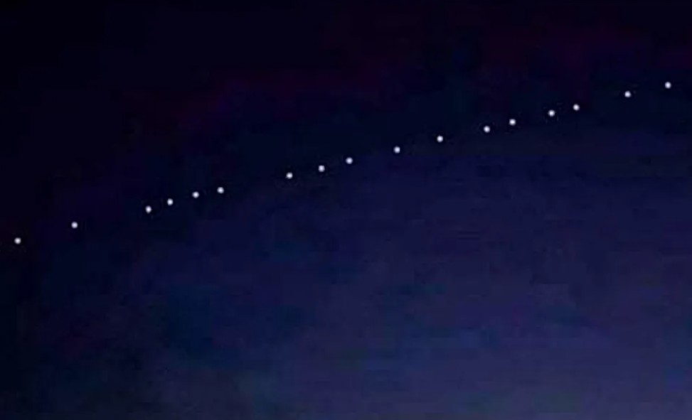 Η περίεργη συστοιχία φωτεινών κουκίδων στον ελλαδικό ουρανό. Αποδείχτηκε ότι ήταν οι δορυφόροι του Έλον Μάσκ