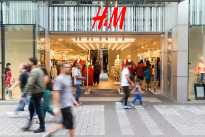 Τεράστιες ουρές έξω από τα H&M στη Μόσχα. Τελευταία ψώνια για τους καταναλωτές πριν το οριστικό κλείσιμο