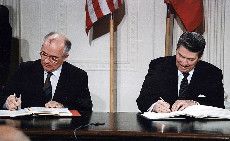 Reagan_and_Gorbachev_signing