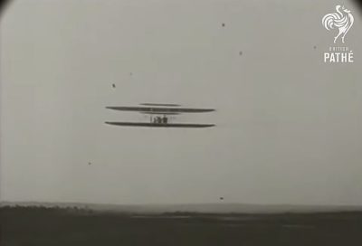 Η ιστορική κινηματογραφική λήψη από πτήση των αδελφών Ράιτ το 1908. Πως το αεροπλάνο τους απέκτησε πτητική ικανότητα