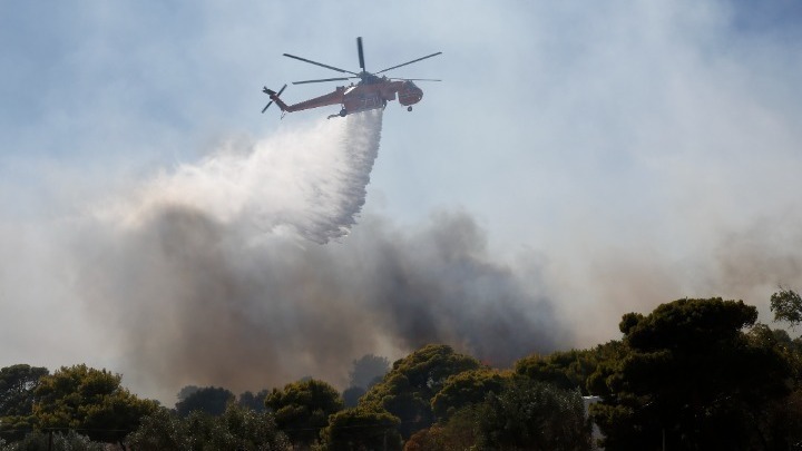 Υπό μερικό έλεγχο η φωτιά στο Άγιο Όρος. Σε εξέλιξη επιχείρηση της Πυροσβεστικής