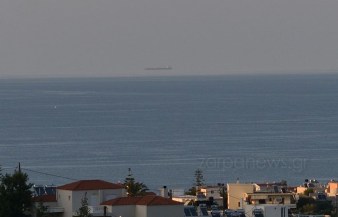 Το φαινόμενο Fata Morgana εμφανίστηκε στα Χανιά. Γιατί το δεξαμενόπλοιο φαίνεται σαν να αιωρείται;