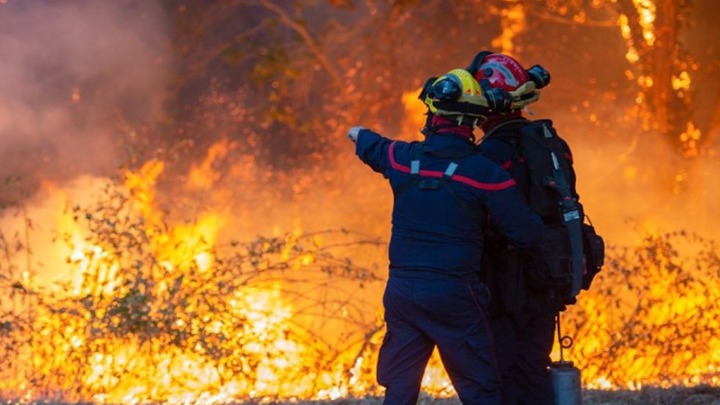 Σε εξέλιξη ο πύρινος εφιάλτης στη Γαλλία. Η Ευρώπη στέλνει δυνάμεις πυρόσβεσης. Ήδη χάθηκαν 500.000 στρέμματα δάσους