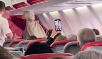 Χαμός σε πτήση για Ρόδο. Ηλικιωμένη χαστούκισε αεροσυνοδό επειδή της πήρε το τζιν τόνικ. Νωρίτερα της αρνήθηκαν δωρεάν σαμπάνια (βίντεο)