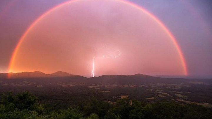 Φωτογράφος στη Βιρτζίνια κατάφερε να απαθατίσει κεραυνό κάτω από διπλό ουράνιο τόξο
