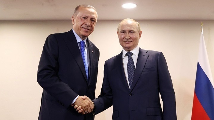 Ο Πούτιν στηρίζει Ερντογάν. «Η Ευρώπη πρέπει να ευγνωμονεί την Τουρκία για το αέριο»